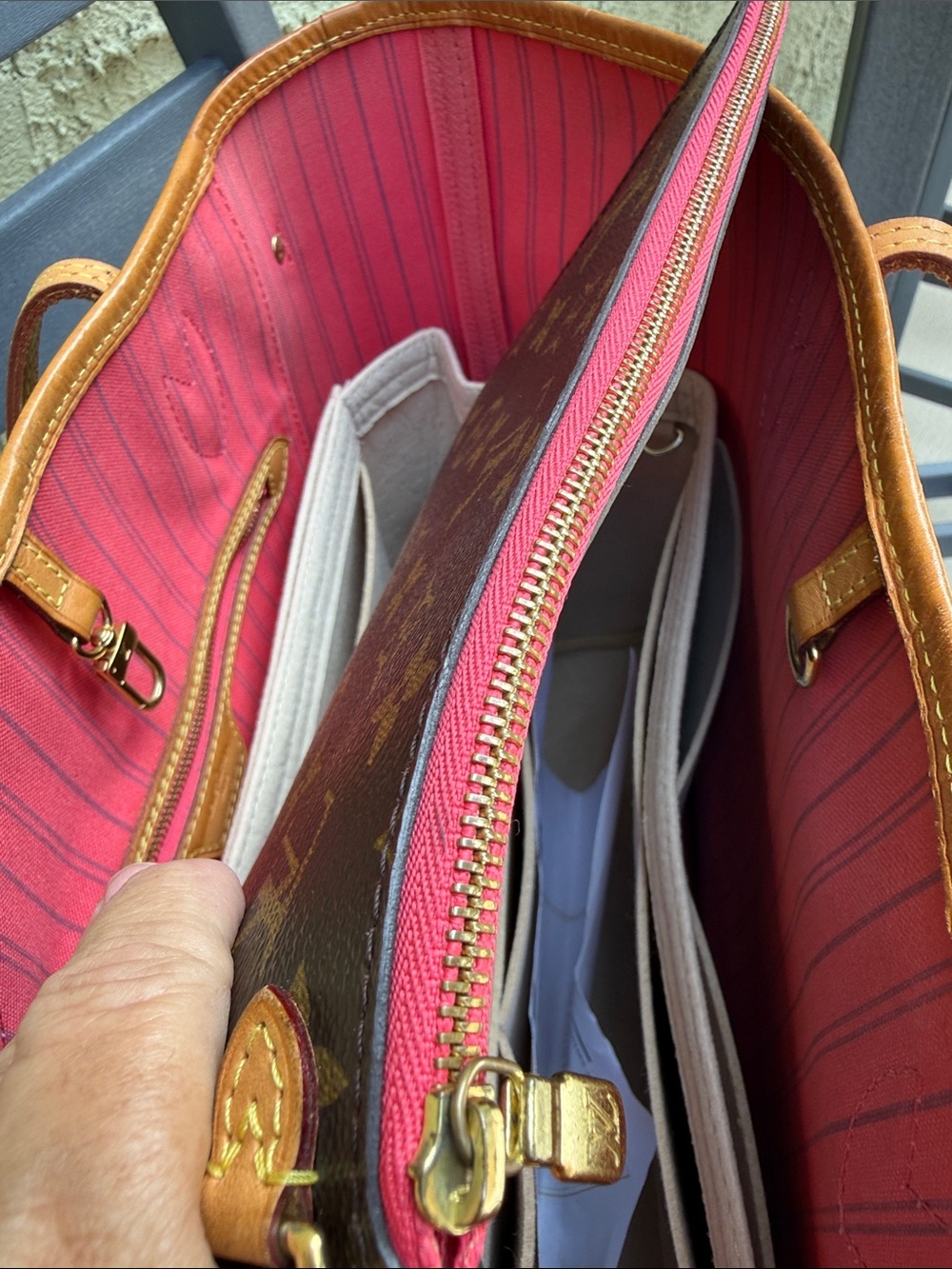 🔥 Authentic Louis Vuitton Limited Edition Pink V Neverfull MM with Pouch COA - Picture 16 of 17